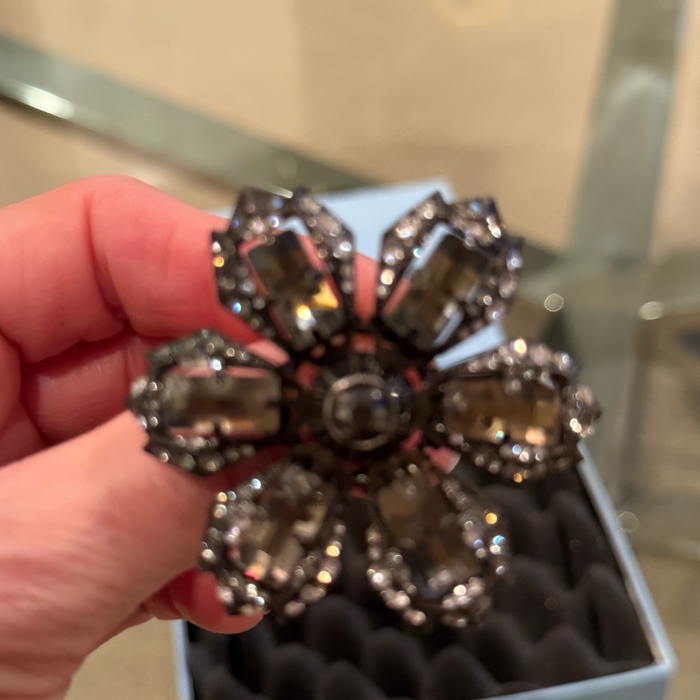 Authentic Lanvin Crystal Flower Ring - Picture 7 of 9